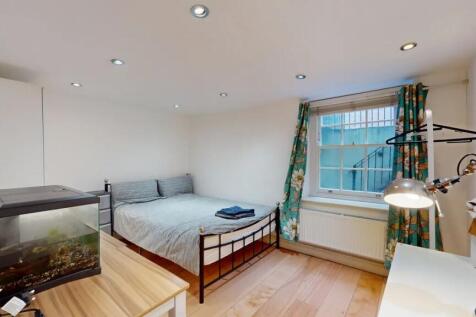 A cozy double bedroom featuring a comfortable d...