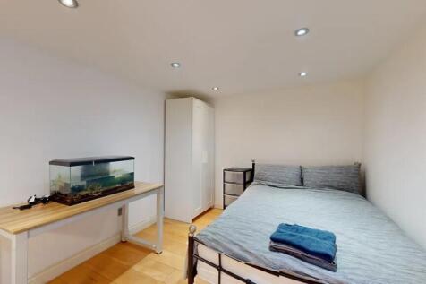 A neat double bedroom featuring a comfortable m...