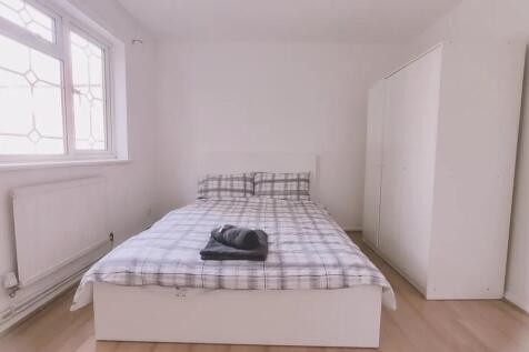 Bright and tidy double bedroom featuring a comf...
