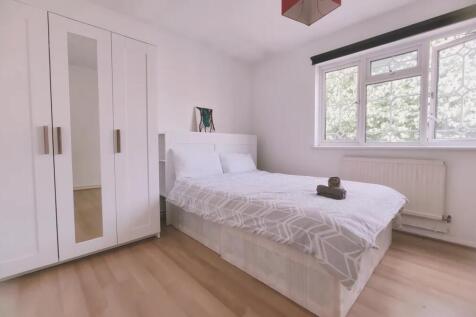 Bright and clean double bedroom featuring a com...