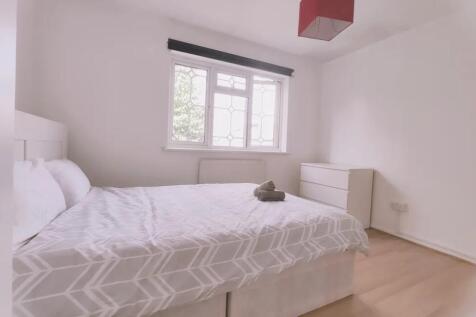 Bright and clean double bedroom featuring a com...