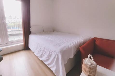 A cozy double bedroom featuring a comfortable b...