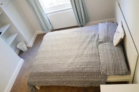 Bright and tidy double bedroom featuring a comf...