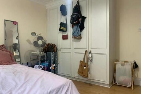 A cozy double bedroom featuring a comfortable b...