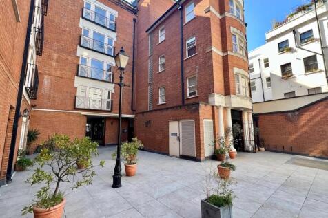 Bright and spacious courtyard area surrounded b...