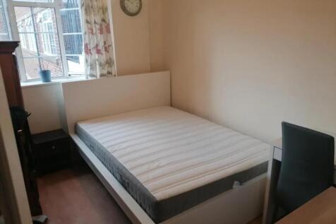 A neat double bedroom featuring a comfortable b...