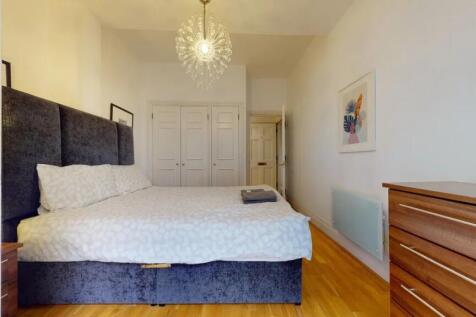 A well-maintained double bedroom featuring a co...