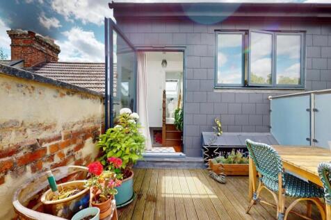 A charming and well-maintained garden terrace f...