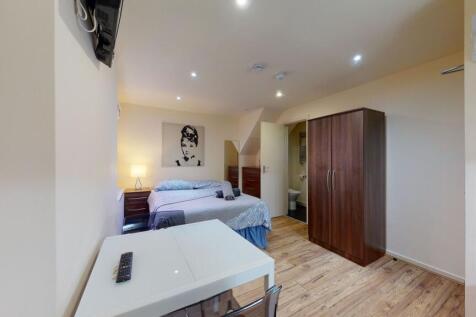 A cozy double bedroom featuring a comfortable d...