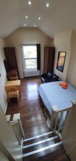 Bright and well-maintained double bedroom featu...