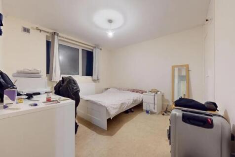 A cozy double bedroom featuring a comfortable b...