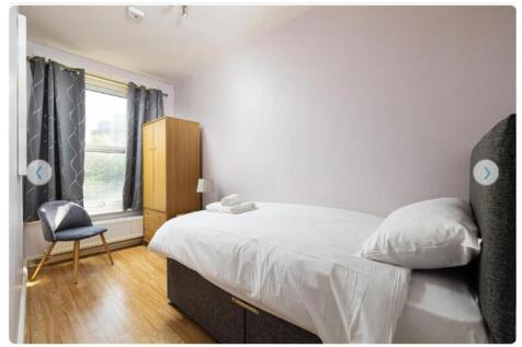 A bright and tidy single bedroom with a modern ...