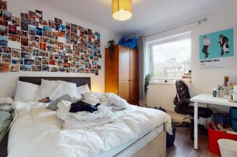A cozy double bedroom featuring a comfortable b...