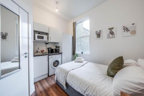 A cozy double bedroom featuring a comfortable b...