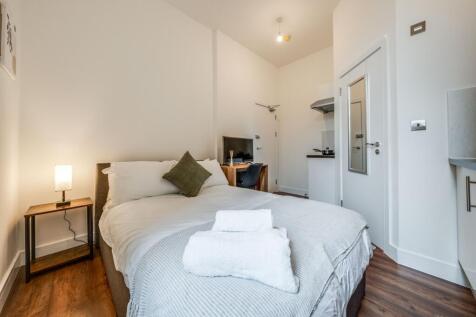 A cozy double bedroom featuring a comfortable b...