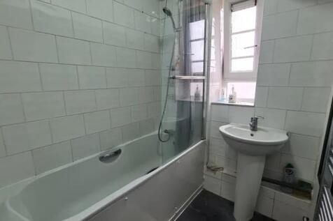 A clean and well-maintained bathroom suite feat...