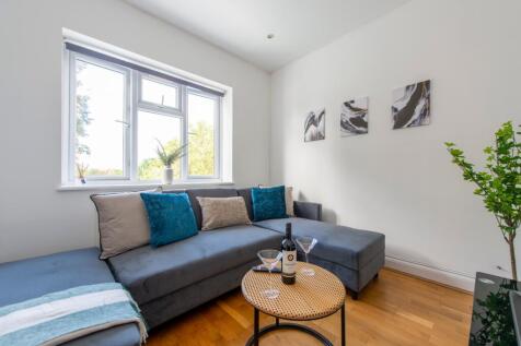 A spacious and inviting large modern living roo...