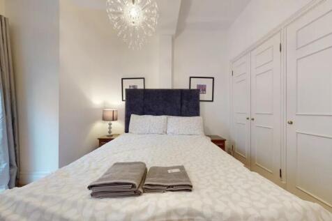 A well-kept double bedroom featuring a comforta...