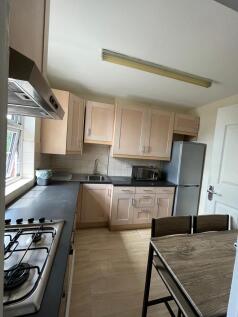 This well-equipped kitchen features modern appl...
