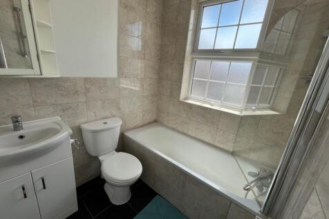 This beautifully designed bathroom suite featur...