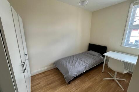 A cozy double bedroom featuring a comfortable b...