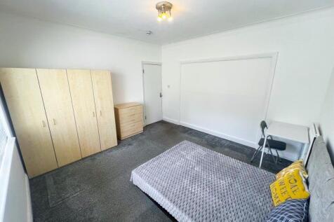 Bright and tidy double bedroom featuring a comf...