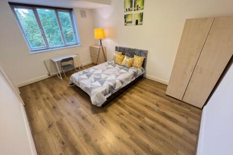 A bright and well-kept double bedroom featuring...