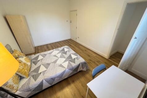 Bright and tidy single bedroom featuring a comf...