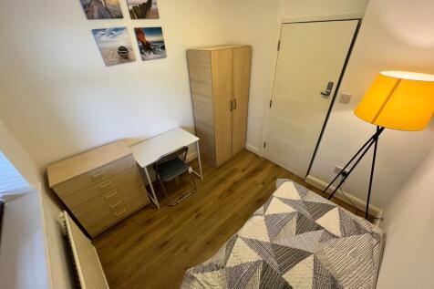 A tidy and inviting single bedroom featuring a ...