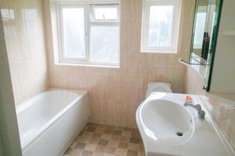 Bright and clean bathroom suite featuring a mod...
