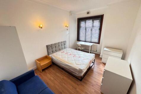 A bright and tidy double bedroom featuring a co...