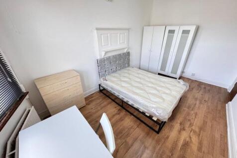 Bright and tidy double bedroom featuring a comf...