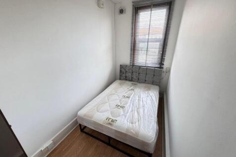A tidy single bedroom featuring a clean mattres...