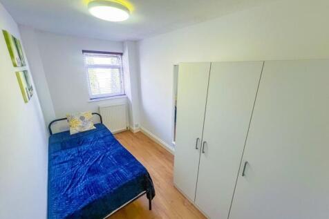 Bright and tidy single bedroom featuring a comf...