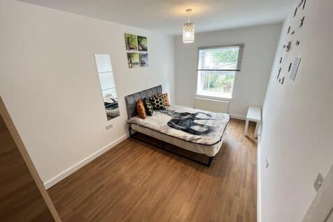 Bright and tidy double bedroom featuring a comf...