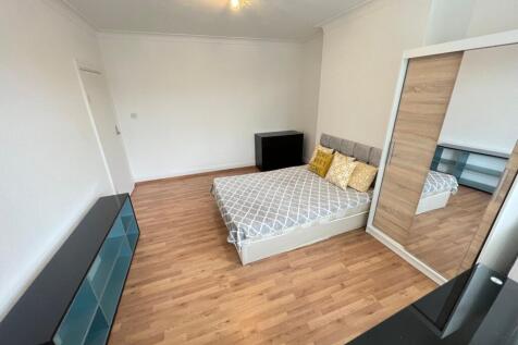 A tidy double bedroom featuring a comfortable b...