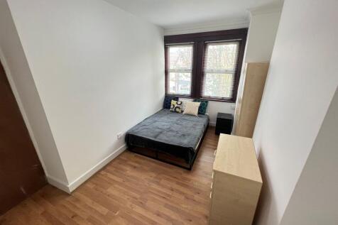 Bright and tidy double bedroom featuring a comf...