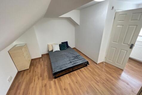 A neat and well-maintained single bedroom featu...
