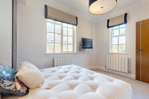 Bright and inviting double bedroom featuring pl...