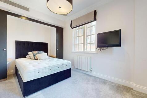 A bright and well-maintained double bedroom fea...