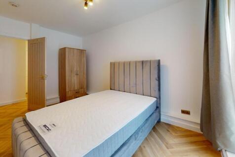 A bright and tidy double bedroom featuring a co...