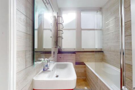 Bright and modern bathroom suite featuring a fu...