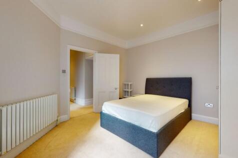 A clean and well-maintained double bedroom feat...