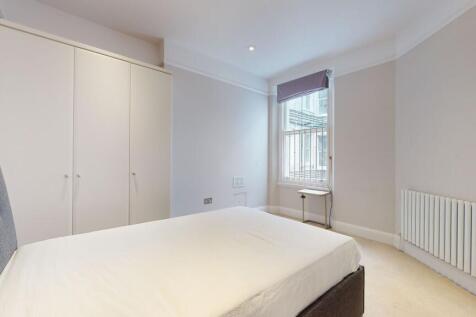 A bright and tidy double bedroom featuring a co...