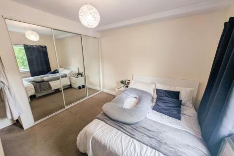 A neat and inviting double bedroom featuring a ...