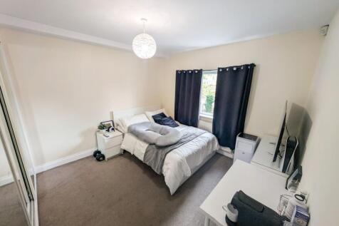 A clean and well-maintained double bedroom feat...