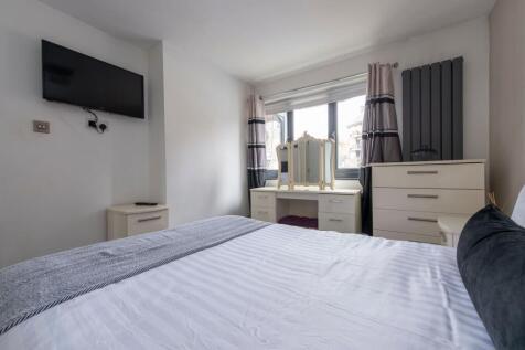 Bright and tidy double bedroom featuring a comf...