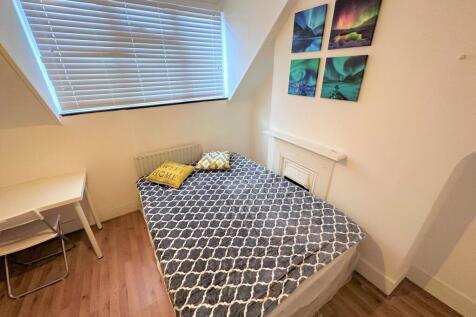 Bright and tidy double bedroom featuring a comf...