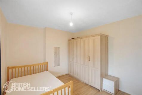 A neat and well-maintained double bedroom featu...