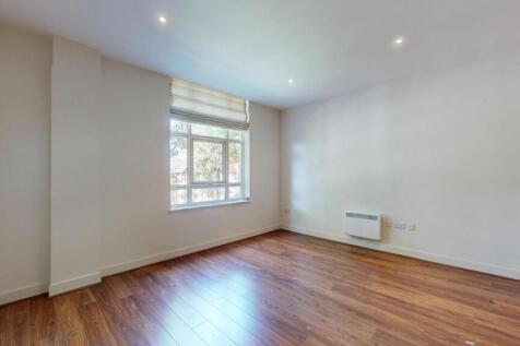A bright and clean double bedroom featuring war...